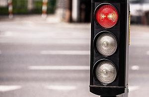 Mandat za przejście na czerwonym. W wielu krajach nie do pomyślenia