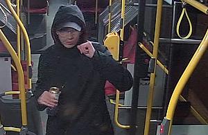 Napaść w autobusie linii 186. Okaleczył twarz pasażerowi