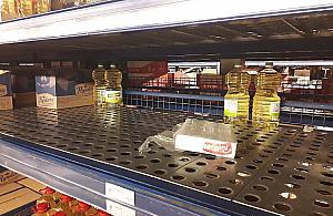 Warszawiacy ruszyli do sklepów. Zapasy przed epidemią?