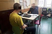 Pobicie w mieszkaniu na Woli. Przez okno wylecia� telewizor