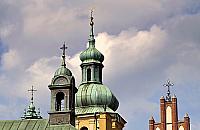 Rząd: zostańcie w domach. Episkopat: więcej mszy w kościołach