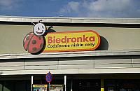 Kasjerka obsługiwała w maseczce. Została zrugana przez klientów