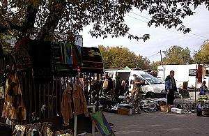 Koło trzyma się mocno. Bazar działa podczas epidemii