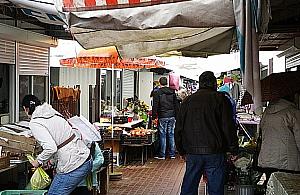 Bazary wciąż otwarte. "Duże grupy stoją przy starociach"