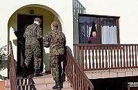 Oszu�ci podszywaj� si� pod �o�nierzy, kt�rzy nios� pomoc