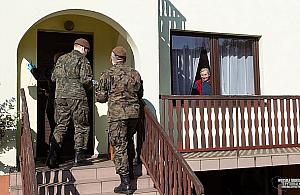 Oszuści podszywają się pod żołnierzy, którzy niosą pomoc