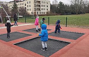 Spacery i zabawy na powietrzu. Straż miejska: "Możemy tylko prosić"