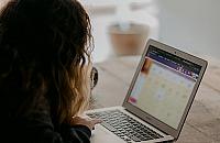 Zdalna nauka w praktyce. Bemowo pożycza laptopy i pomaga finansowo