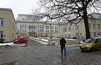 M�oda kobieta straci�a przytomno�� przed szpitalem