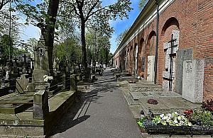 Powązki zamknięte. "Pochówki odbywają się bez zmian"