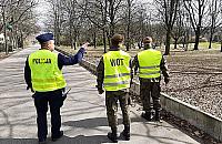 "Czy mogę wyjść na spacer lub pobiegać?" Nieugięty rząd i wątpliwości prawne