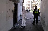 Odkażanie na Targówku Mieszkaniowym. Chory leżał na klatce