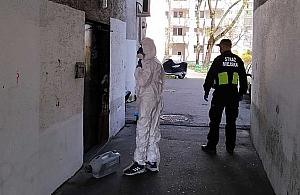 Odkażanie na Targówku Mieszkaniowym. Chory leżał na klatce