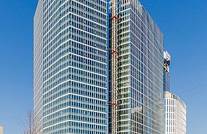 Potrójna wieża prawie gotowa. Powstanie w niej... Biedronka