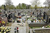 Cmentarze ponownie otwarte. Odwiedziny grob�w w maseczkach