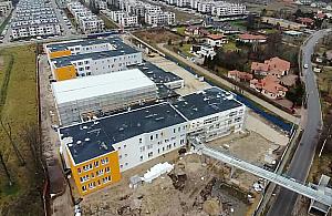 Nad ulicą kładka, nad kładką kabel. Problem na budowie szkoły