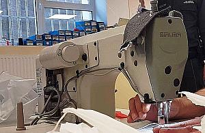 Lokalna pomoc na Białołęce. Więźniowie szyją maseczki