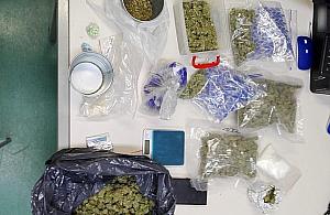Zatrzymano dilerów. Wokół mieszkania unosił się zapach marihuany