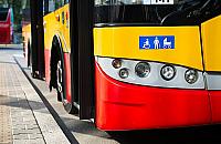 "Usiadł za mną i nie chciał się przesiąść". Jakie odległości należy zachować w autobusie?