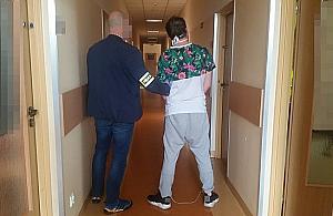 Napad w windzie. Prysnął gazem i próbował okraść