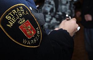 Nastolatek spał na chodniku. Obok sklepu z alkoholem