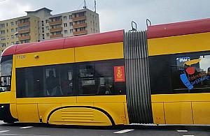 W autobusach i tramwajach znów tłoczno. Pasażer: "Ten limit to absurd"