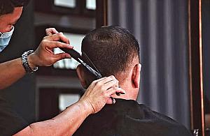 Fryzjerskie podziemie działa, salony zamknięte. "Kompletny brak logiki"