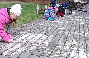 Malowanie kredą po chodniku "dewastacją". Absurdalna reakcja ochrony osiedla