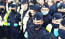 Policja znów spacyfikowała przedsiębiorców. "Funkcjonariusze stworzyli zagrożenie epidemiczne"