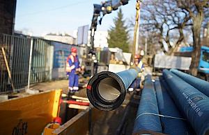 Ciągłe problemy z wodą na Bródnie. "Podstawiamy beczkowozy"