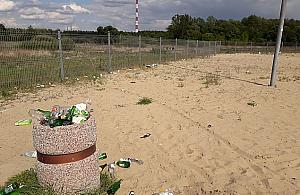 "Złote piaski" Targówka. Zalew przy Bardowskiego tonie w śmieciach