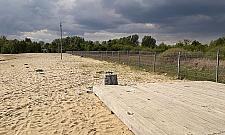 "Złote piaski" Targówka. Zalew przy Bardowskiego tonie w śmieciach