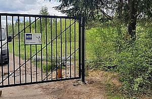 Grodzą polanę przy Łosiowych Błotach. Koniec spacerów