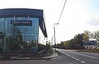 Salon Lexusa stoi za blisko Patriotów. Dziwne decyzje w wawerskim urzędzie