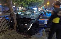 Potrącił pieszego na pasach i wpadł na latarnię