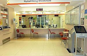 Dlaczego Trzaskowski zlikwidował gotówkę? W urzędach płatność tylko kartą