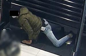 Zuchwała kradzież w centrum handlowym. Wykorzystał niedomknięte rolety