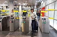 Wrócił problem z wejściówkami do metra. "Korzystajcie z kodów QR"