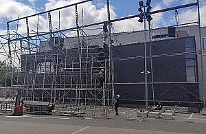 Kino samochodowe na Woli. Ekran już powstaje