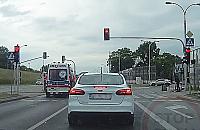 Wypadek na Wale. Nastolatka wjecha�a pod karetk� [FILM]