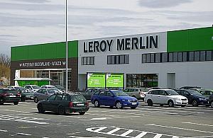 Drobna rysa na parkingu? "Jeśli odjedziesz, słono za to zapłacisz"