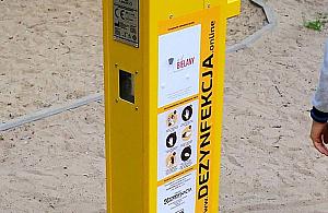 Dezynfekcja rąk na placu zabaw. Bielany wprowadzają dozowniki