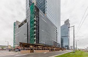 Niezwykły wieżowiec na Woli. Fasada faluje na wietrze