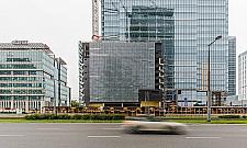 Niezwykły wieżowiec na Woli. Fasada faluje na wietrze