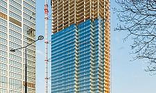 Niezwykły wieżowiec na Woli. Fasada faluje na wietrze