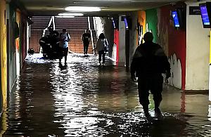 Krajobraz po nawałnicy. Pozalewane ulice, piwnice i przejście PKP