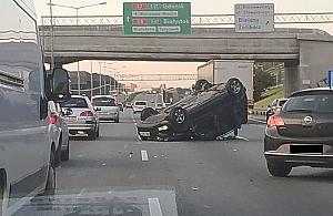 Zderzenie na S8. Auto dachowało