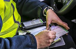 Nocny rajd BMW zakończony w rowie przy Radzymińskiej