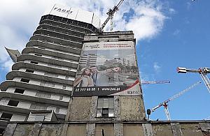 Najdziwniejszy zabytek Woli. Przedwojenna wieża "utonęła" między blokami