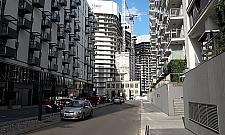 Najdziwniejszy zabytek Woli. Przedwojenna wieża "utonęła" między blokami